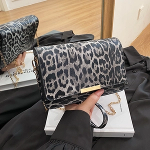 Stilvolle Umhängetasche mit Leopardenmuster, Goldkette und Metallschnalle