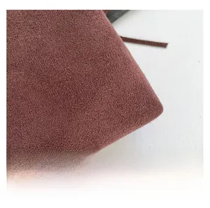 Vue détaillée de la texture du tissu en daim marron foncé pour sac à bandoulière