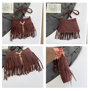 Détail du sac seau en daim marron avec longues franges et ornement tête de cerf dorée