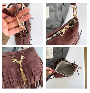 Vue détaillée du sac en daim marron avec pendentif cerf doré et finitions métalliques chic