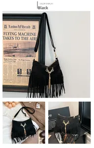 Détail du sac seau noir mat avec décoration de cerf doré et longues franges