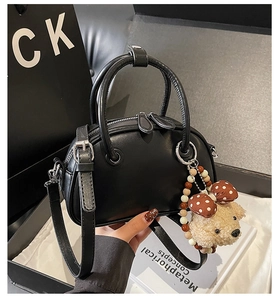 Détail du sac bowling en cuir PU noir avec un pendentif mignon en forme d'ours en peluche