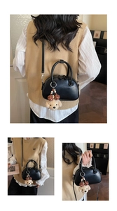 Détails du sac baguette demi-lune noir avec breloque caniche en peluche et bandoulière amovible