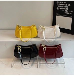 Λεπτομέρεια από τσάντες ώμου με εφέ κροκόδειλου σε τέσσερα χρώματα και χρυσή αλυσίδα