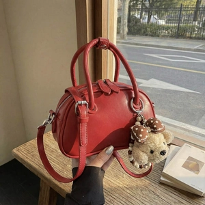 Sac à main bowling rouge mat avec breloque ours en peluche et bandoulière réglable
