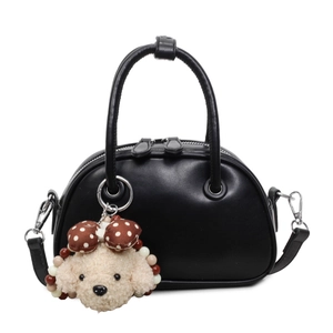 Sac à main Boston en cuir noir avec breloque teddy et bandoulière amovible sur fond blanc