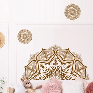 Vue détaillée des stickers muraux mandala marron dans une chambre confortable