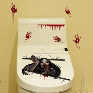 Halloween Aufkleber mit blutigen Handabdrücken und Zombiegeist auf dem Toilettendeckel