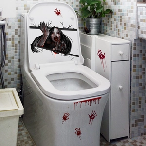 Gruselige Geister- und blutige Handabdruck-Aufkleber auf einer weißen Badezimmertoilette
