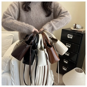Detailed view of the five elegant colors for this stylish vintage leather handbag