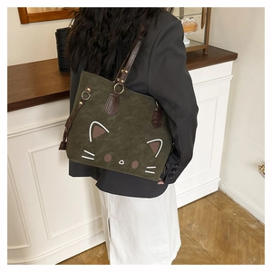 Vue détaillée du grand sac cabas vert olive avec un motif de chat minimaliste