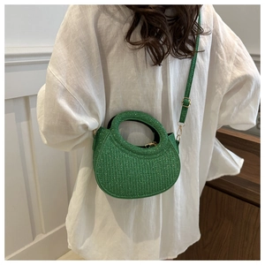 Détail du mini sac à main vert à paillettes avec design demi-lune et éclat perlé