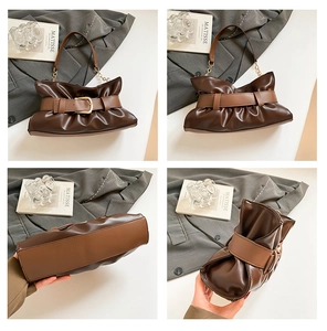 Vue en quatre plans d'un sac plissé marron avec boucle dorée et bandoulière chaîne