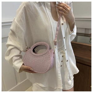 Sac bandoulière pailleté rose avec poignée demi-lune et détails métalliques dorés fins