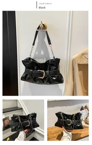 Vue détaillée du sac cabas plissé noir avec boucle métallique et chaîne dorée