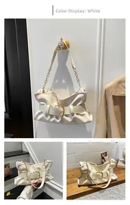 Détail du sac cabas blanc crème avec boucle métallique et bandoulière en chaîne dorée