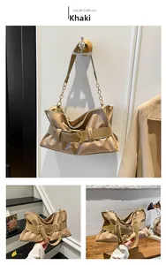 Sac cabas plissé kaki en cuir souple avec boucle dorée et bandoulière chaîne