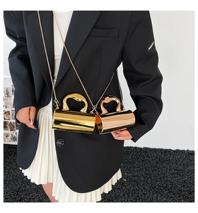 Metallische zylindrische Abendtasche in Gold und Roségold mit einem feinen Kettenriemen