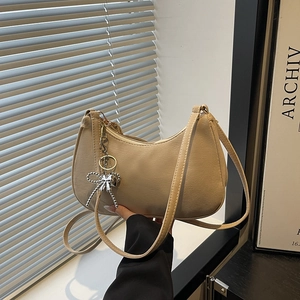 Sac Hobo Tendance Pour Femme En Similicuir Suédé Givré Demi Lune Sac Bandoulière Avec Breloque Nœud Argentée
