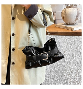 Détail du sac cabas noir plissé avec boucle de ceinture et bandoulière dorée