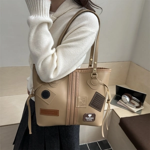Bolso tote retro de cuero PU caqui con parches de letras modernos y cordón decorativo