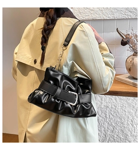 Détail du sac nuage noir plissé avec finition brillante et boucle décorative argentée