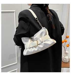 Détail du sac cabas plissé blanc cassé avec boucle de ceinture et bandoulière en chaîne