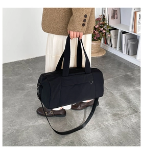 Détail du sac bowling en nylon noir montrant les anneaux en D et la bandoulière réglable