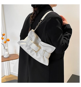 Détail du sac plissé en cuir blanc avec design nœud et boucle métallique dorée