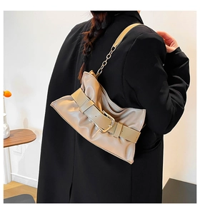 Détail du sac nuage plissé beige avec grande boucle dorée et bandoulière chaîne