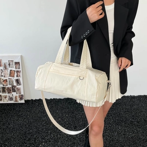 Minimalistische cremeweiße Pillow Bag am Model für einen leichten, lässigen Stil