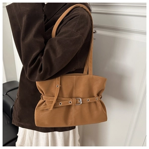 Dettaglio della borsa hobo in pelle scamosciata caramello con fibbia e design a pieghe