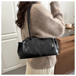 Borsa a spalla in pelle verniciata nera lucida con doppie spalline sottili e dettagli