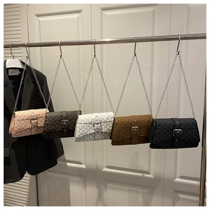 Détail de sacs à bandoulière en cinq couleurs avec motif monogramme de lettre M