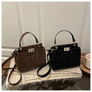 Détail de sacs bandoulière imprimé léopard en marron et noir avec fermoirs dorés