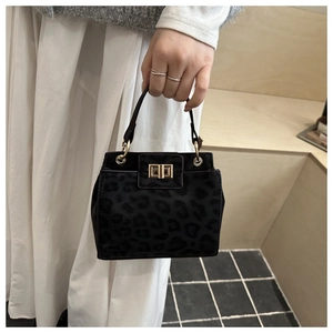 Détail du sac seau léopard noir avec fermoir doré et texture effet velours chic