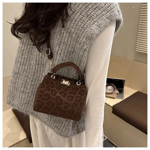 Détail du sac bandoulière léopard avec fermoir rotatif en métal et bandoulière