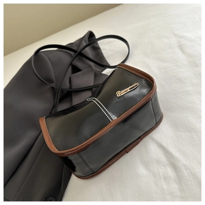Détails du sac en cuir PU noir avec coutures blanches et logo en métal doré