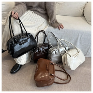 Collection de sacs polochons chics en plusieurs couleurs avec détails nœuds papillon