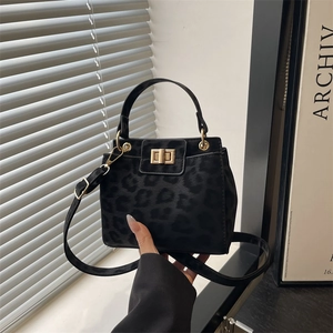 Sac bandoulière noir imprimé léopard avec boucle dorée et poignée, style moderne