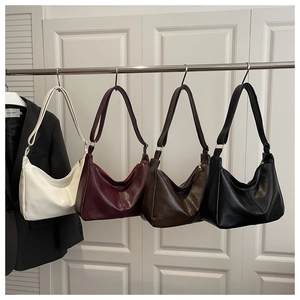 Reihe minimalistischer Halbmond-Schultertaschen in Weiß, Burgund, Braun und Schwarz aus PU