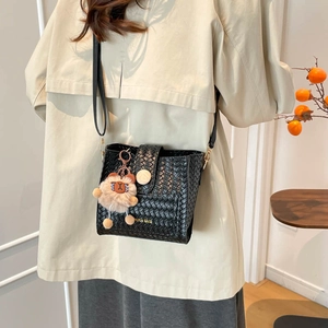 Sac seau tissé noir élégant avec bandoulière et pendentif ours en peluche mignon