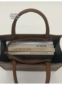 Vue intérieure du grand sac cabas en similicuir marron avec une grande capacité