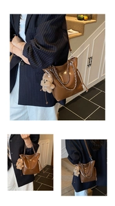 Sac seau en cuir marron avec chaîne argentée et charm d'ours en peluche détaillé