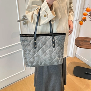 Sac fourre-tout matelassé en nylon avec motif marbre gris et anses noires