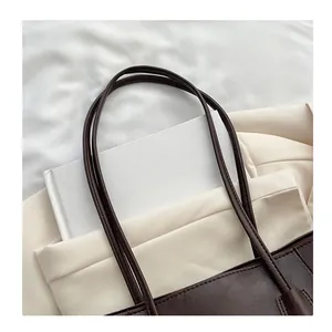 Detailansicht der großen dunkelbraunen Ledershopper mit stabilen Henkeln und schlichtem Design