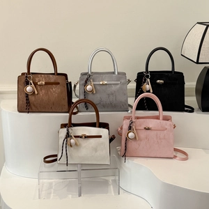 Petit Sac à Épaule Trapèze en Cuir PU Vintage pour Femmes Sac à Main Carré Minimaliste Avec Charme de Baseball Fermoir Rotatif