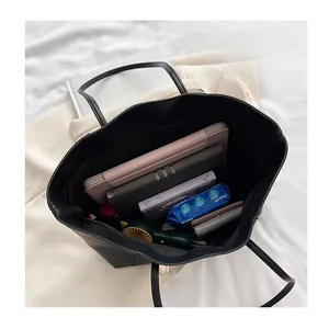 Geräumiges Innenfach der schwarzen Leder-Einkaufstasche mit Platz für Tablet und Zubehör