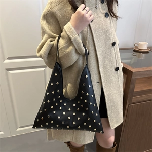 Sac hobo noir à la mode avec rivets dorés et design tendance en forme de croissant