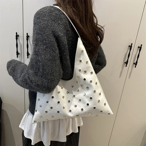 Sac triangle en cuir blanc avec rivets argentés et design minimaliste à la mode
